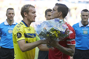 Thomas Kahlenberg (Brndby IF) med blomster til Daniel Agger (Liverpool FC)