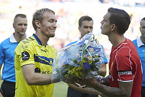 Thomas Kahlenberg (Brndby IF) med blomster til Daniel Agger (Liverpool FC)
