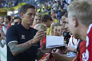 Daniel Agger (Liverpool FC) skriver autografer