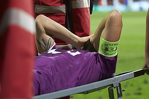 Kristian Bach Bak Nielsen (FC Midtjylland) bres skadet fra banen