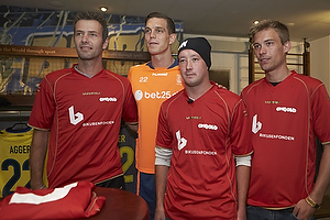 Daniel Agger (Brndby IF) med reprsentanter fra hjemlse landsholdet
