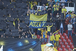 Brndbyfans med banner for Daniel Agger (Brndby IF)