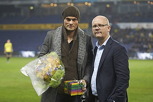 Per Rud, sportschef (Brndby IF) med blomster til Mikkel Thygesen (Brndby IF)