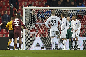 Vladislav Bezborodov, dommer udviser Mathias Zanka Jrgensen (FC Kbenhavn)