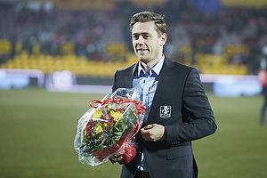 Kasper Lorentzen (FC Nordsjlland) indstiller karrieren og modtager blomster