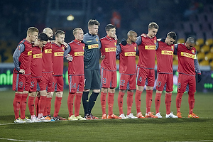 FC Nordsjlland-spillerne holder 1. minuts stilhed for at markere weekendens terrorangreb i Kbenhavn
