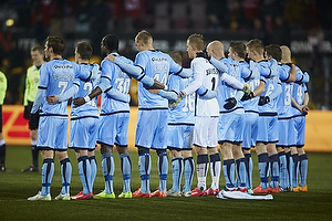 Randers FC-spillerne holder 1. minuts stilhed for at markere weekendens terrorangreb i Kbenhavn