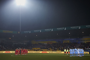 FC Nordsjlland og Randers FC-spillerne holder 1. minuts stilhed for at markere weekendens terrorangreb i Kbenhavn