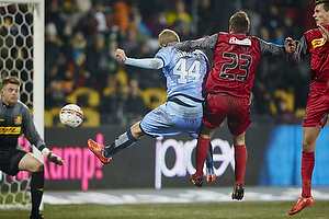 Mario Ticinovic (FC Nordsjlland) begr straffestpark p Nicolai Brock-Madsen (Randers FC)