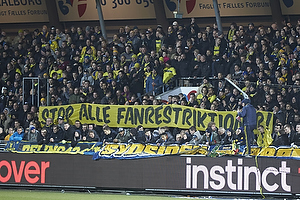 Brndbyfans med banner mod fanrestrikstioner