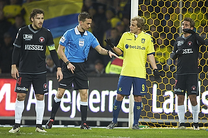 Erik Sviatchenko, anfrer (FC Midtjylland), Kenn Hansen, dommer, Teemu Pukki (Brndby IF)