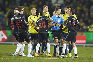 Johan Larsson (Brndby IF), Sylvester Igboun (FC Midtjylland), Kenn Hansen, dommer, Jakob Poulsen (FC Midtjylland), Daniel Agger (Brndby IF)