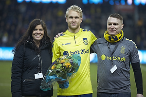 Lasse Hjorth, formand (Brndby Support) og Sarah Agerklint, nstformand (Brndby Support) med blomster til Johan Larsson (Brndby IF)