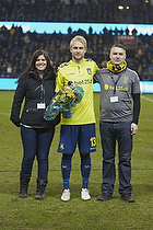 Lasse Hjorth, formand (Brndby Support) og Sarah Agerklint, nstformand (Brndby Support) med blomster til Johan Larsson (Brndby IF)