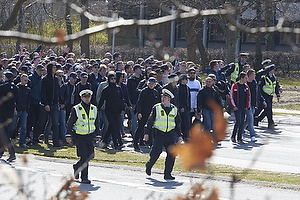 FCK-fans ankommer med politi