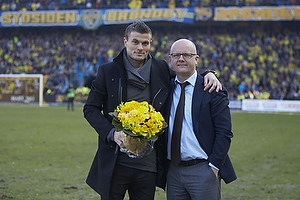 Mikkel Thygesen (Brndby IF) modtager blomster af Per Rud, sportschef (Brndby IF)