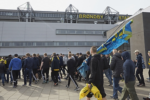 Fans pvej til til kamp p Brndby Stadion 