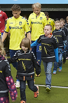 Andrew Hjulsager (Brndby IF) med et organdoner-barn