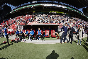 Michael Hansen (FC Vestsj�lland) og resten af b�nken