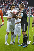 Thomas Delaney, anfrer (FC Kbenhavn) modtager blomster af Thomas Augustinussen (Aab)
