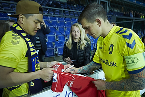 Daniel Agger, anfrer (Brndby IF) skirver autografer til Liverpool-fan