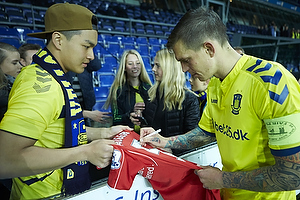 Daniel Agger, anfrer (Brndby IF) skirver autografer til Liverpool-fan