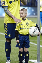 Daniel Agger, anfrer (Brndby IF) og dagens maskot David Cortsen (U-8.2)