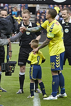 Daniel Agger, anfrer (Brndby IF) og dagens maskot David Cortsen (U-8.2), Jrgen Daugbjerg Burchardt, dommer