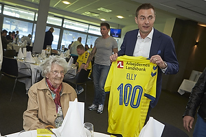 Jan Bech Andersen, bestyrelsesformand (Brndby IF) med en spillertrje til Elly, 100-rig fan