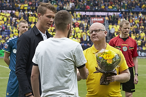 Per Rud, sportsdirektr (Brndby IF) med blomster til Ferhan Hasani (Brndby IF) og Holmbert Fridjonsson (Brndby IF)