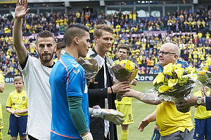 Per Rud, sportsdirektr (Brndby IF) med blomster til Ferhan Hasani (Brndby IF), Holmbert Fridjonsson (Brndby IF) og Michael Falkesgaard (Brndby IF)