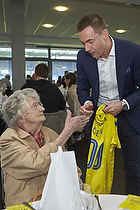 Jan Bech Andersen, bestyrelsesformand (Brndby IF) med en spillertrje til Elly, 100-rig fan