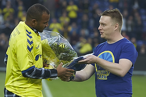 Rodolph William Austin (Brndby IF) fr blomster af Lasse Hjorth, formand (Brndby Support)