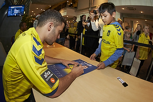 Riza Durmisi (Brndby IF) skriver autografer