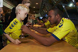 Rodolph William Austin (Brndby IF) skriver autografer