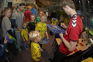 Frederik Rnnow (Brndby IF) skriver autografer