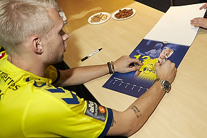 Johan Larsson (Brndby IF) skriver autografer