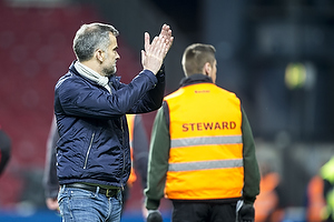 Anders Hrsholt, adm. direktr (FC Kbenhavn) klapper mod udeholdets tribuen