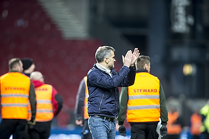 Anders Hrsholt, adm. direktr (FC Kbenhavn) klapper mod udeholdets tribuen