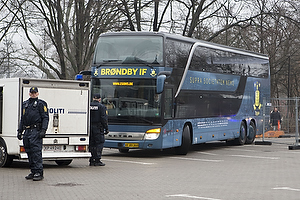 Spillerbussen fra Br�ndby IF ankommer til Parken