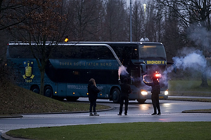 Bussen med Br�ndbyspillerne ankommer til Br�ndby Stadion og modtages af fans