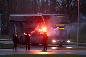 Bussen med Brndbyspillerne ankommer til Brndby Stadion og modtages af fans