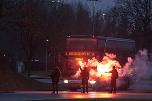 Bussen med Brndbyspillerne ankommer til Brndby Stadion og modtages af fans