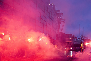 Bussen med Br�ndbyspillerne ankommer til Br�ndby Stadion og modtages af fans