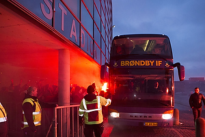 Bussen med Brndbyspillerne ankommer til Brndby Stadion og modtages af fans