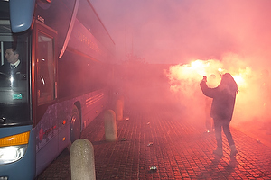 Bussen med Br�ndbyspillerne ankommer til Br�ndby Stadion og modtages af fans