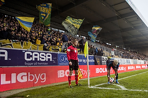 Hjrnespark tages af Hany Mukhtar (Brndby IF) foran Brndbys fans