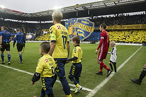 Johan Larsson, anfrer (Brndby IF) med tifo i baggrunden