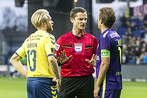 Johan Larsson, anfrer (Brndby IF), Anders Poulsen, dommer, Jakob Poulsen, anfrer (FC Midtjylland)