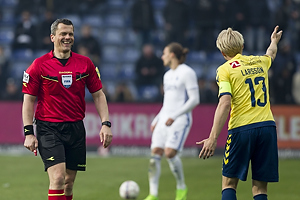 Michael Tykgaard, dommer, Johan Larsson, anfrer (Brndby IF)